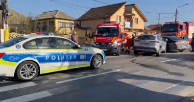 Stire din Eveniment : Accident rutier grav la Valu lui Traian. O femeie însărcinată a ajuns la spital