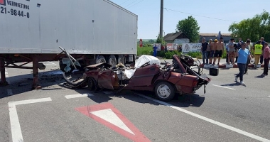 Stire din Eveniment : CARNAGIU. IMAGINI DE GROAZĂ. DOI TINERI AU MURIT STRIVIȚI SUB TIR