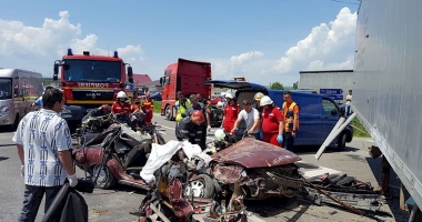 CARNAGIU. IMAGINI DE GROAZĂ. DOI TINERI AU MURIT STRIVIȚI SUB TIR - 2