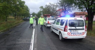 Stire din Eveniment : Accident în Tulcea / O mașină s-a dat peste cap de mai multe ori, apoi a căzut într-un șanț