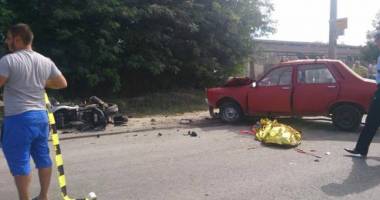 Galerie foto / Impact nimicitor! Doi morți după ce o motocicletă a făcut praf o mașină - 2