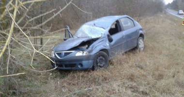 S-a răsturnat cu mașina pe câmp - 2