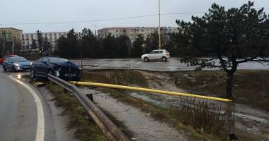 GALERIE FOTO CONSTANȚA / DAR CU STÂLPUL CE-AȚI AVUT? Un Ford nou nouț, șifonat rău după un accident rutier - 3