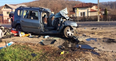 Galerie foto. TRAGEDIE RUTIERĂ! DOI MORȚI, după ce un Logan s-a ciocnit frontal cu un TIR - 3