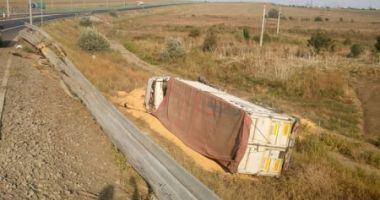 GALERIE FOTO / Accident pe A4. Camion răsturnat după explozia unui pneu - 2
