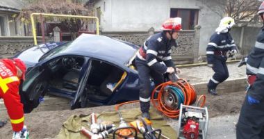 Groaznic accident rutier! Autoturism prins între două tiruri