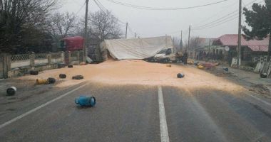 VIDEO. TIR RĂSTURNAT PESTE O CAMIONETĂ ÎNCĂRCATĂ CU ZECI DE BUTELII PLINE - Iată cum s-a produs accidentul