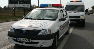 S-a răsturnat cu mașina în șanțul de pe marginea drumului