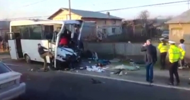 Stire din Eveniment : TRAGEDIE. Două persoane au decedat, iar alte opt au fost rănite, într-un accident grav