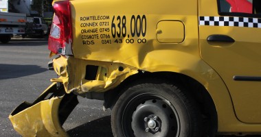 Stire din Eveniment : Accident rutier în cartierul km 4-5. Șoferul a fugit de la locul faptei