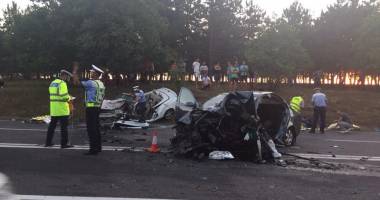 IMAGINI ȘOCANTE! Trupuri sfârtecate, aruncate în șanț,  și mașini scăldate în sânge. Filmul tragediei  de la 23 August - 2
