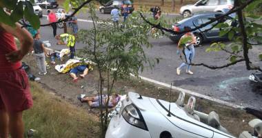 Stire din Eveniment : IMAGINI ȘOCANTE! Trupuri sfârtecate, aruncate în șanț,  și mașini scăldate în sânge. Filmul tragediei  de la 23 August