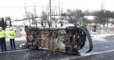 Un microbuz în care se aflau mai mulți adulți și doi copii s-a răsturnat din cauza vitezei neadaptate