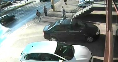 Stire din Eveniment : VIDEO ȘOCANT / Bătrânul lovit, ieri, pe trecerea de pietoni de o șoferiță a murit