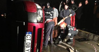 IMAGINI ȘOCANTE / TRAGEDIE RUTIERĂ! DOI COPII ȘI TREI ADULȚI AU MURIT după ce mașina a PLONJAT în canal la Cernavodă. Copilul dat dispărut, găsit pe fundul apei! UPDATE - 8