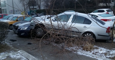 GALERIE FOTO. AU FĂCUT PRĂPĂD ÎNTR-O PARCARE DIN CONSTANȚA, DUPĂ CE S-AU ÎNTRECUT CU MAȘINILE - 4