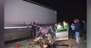 Accident rutier grav. Un șofer s-a izbit cu mașina de un TIR