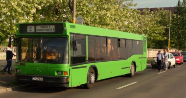 Un Ford a lovit un autobuz RATC de pe linia 2 în dreptul Liceului Navrom FOTO - 2