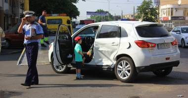 Stire din Eveniment : GALERIE FOTO / ACCIDENT LA INTERSECȚIA LĂPUȘNEANU CU HAȘDEU