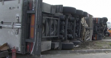 Stire din Eveniment : ACCIDENT GRAV. TIR RĂSTURNAT PE CALEA FERATĂ. O persoană a fost rănită