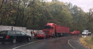 Stire din Eveniment : GRAV ACCIDENT RUTIER, după ce o șoferiță a intrat pe contrasens și s-a izbit de un TIR