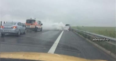 ACCIDENT pe Autostrada Soarelui. O MAȘINĂ ESTE ÎN FLĂCĂRI!