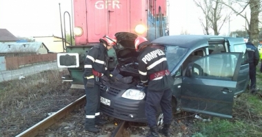 GRAV ACCIDENT RUTIER! MAȘINĂ CU ȘAPTE PASAGERI, LOVITĂ DE TREN