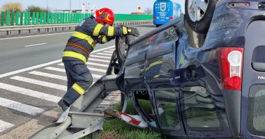 Stire din Eveniment : Accident rutier pe Autostrada A2. O maşină s-a răsturnat în afara părții carosabile