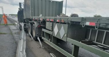 GALERIE FOTO. Autoutilitară a armatei, implicată într-un accident pe A2. Circulaţia rutieră, restricţionată - 3