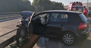 Stire din Eveniment : Mașină suspendată pe parapet, pe Autostrada Soarelui
