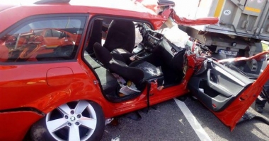 IMAGINI ȘOCANTE. GRAV ACCIDENT RUTIER LÂNGĂ AGIGEA! TREI VICTIME, DUPĂ CE MAȘINA LOR S-A IZBIT ÎNTR-UN TIR - 3