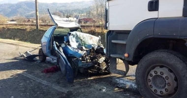 ACCIDENT TERIBIL. A intrat cu mașina într-o autobasculantă. Copil de 11 ani rănit grav - 3