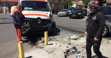 Ambulanță lovită într-o intersecție, în drum spre spital - 2