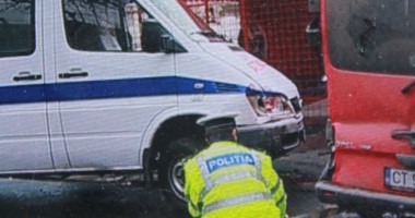 Stire din Eveniment : ACCIDENT ÎN CENTRUL CONSTANȚEI / O ambulanță a făcut prăpăd în intersecție. Patru mașini avariate