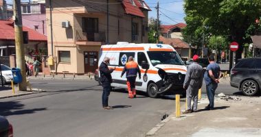 GALERIE FOTO / UPDATE. AMBULANȚĂ IMPLICATĂ ÎNTR-UN ACCIDENT, în Constanța! - 2