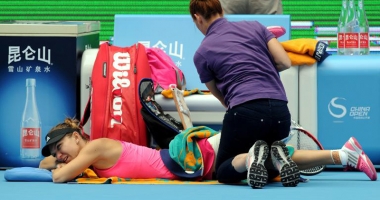 Accidentarea Simonei Halep nu este gravă. Va juca meciul cu Eugenie Bouchard