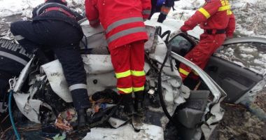 Tragedie pe șosea! O femeie a murit după ce un autoturism s-a izbit de un TIR