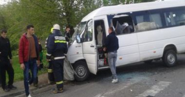 Microbuz plin cu copii, implicat într-un accident rutier