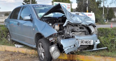 Vezi imagini de la accidentul de astăzi de pe bulevardul Aurel Vlaicu  GALERIE FOTO - 2