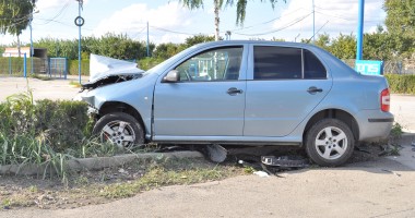 Vezi imagini de la accidentul de astăzi de pe bulevardul Aurel Vlaicu  GALERIE FOTO - 6