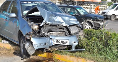 Vezi imagini de la accidentul de astăzi de pe bulevardul Aurel Vlaicu  GALERIE FOTO - 9