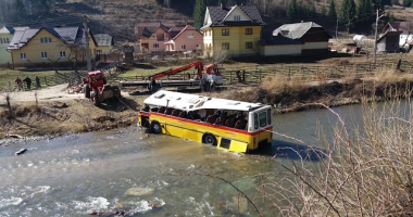 FOTO. CLIPE DE GROAZĂ. Autobuz cu pasageri, răsturnat într-un râu - 2