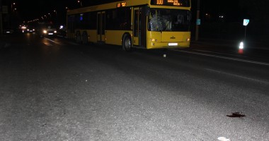 Bărbat în stare gravă la spital după ce a fost lovit de un autobuz RATC pe o trecere de pietoni (GALERIE FOTO) - 2
