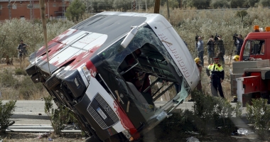 Stire din Actualitate : Cel puțin 14 morți după ce  un autocar cu elevi a căzut într-un canal, în sudul Turciei