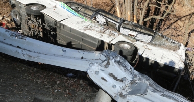 Stire din Actualitate : Un autocar a sărit de pe  un pod, încercând să evite o motocicletă: 13 morți