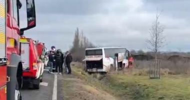 Stire din Eveniment : Autocar cu pasageri, implicat într-un accident rutier, după ce șoferul a murit la volan