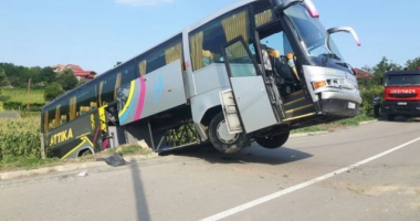 Stire din Eveniment : Accident cumplit în Tulcea: Un autocar cu aproape 40 de persoane la bord s-a răsturnat