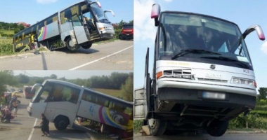 Accident cumplit în Tulcea: Un autocar cu aproape 40 de persoane la bord s-a răsturnat - 2