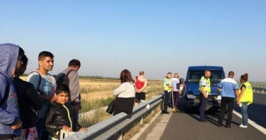ACCIDENT VIOLENT PE AUTOSTRADĂ! 13 persoane implicate, după ce un microbuz și o mașină s-au ciocnit