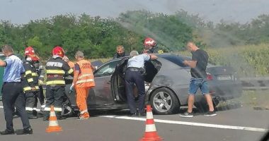 Stire din Eveniment : Patru mașini s-au ciocnit pe autostrada A2 luni după-amiază. Două persoane au ajuns la spital